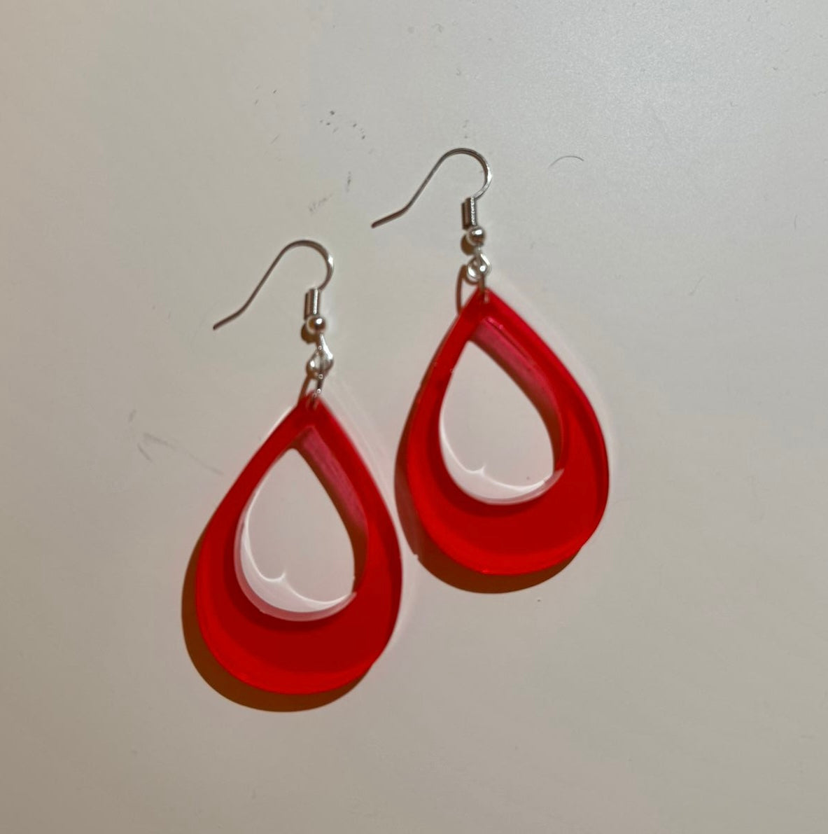 Pendientes con forma de gota rojos